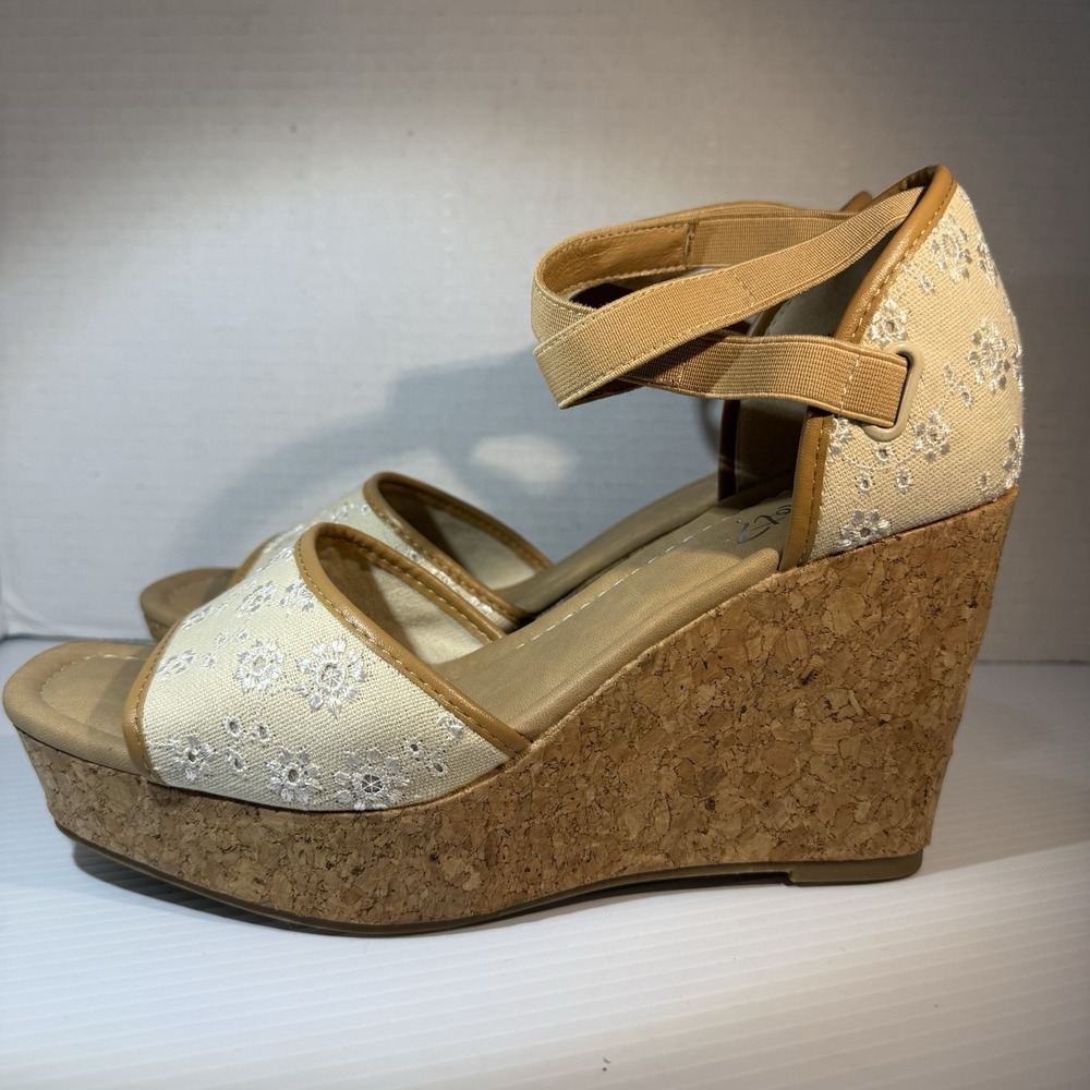Y-Not Harlie Platform Wedge Sandals Beige White Embroidered Flowers Womens 9.5 M